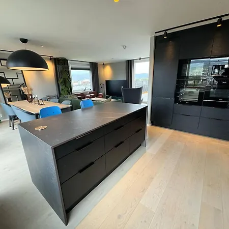 アパート Family-friendly Luxury Penthhouse With Three Bedrooms *